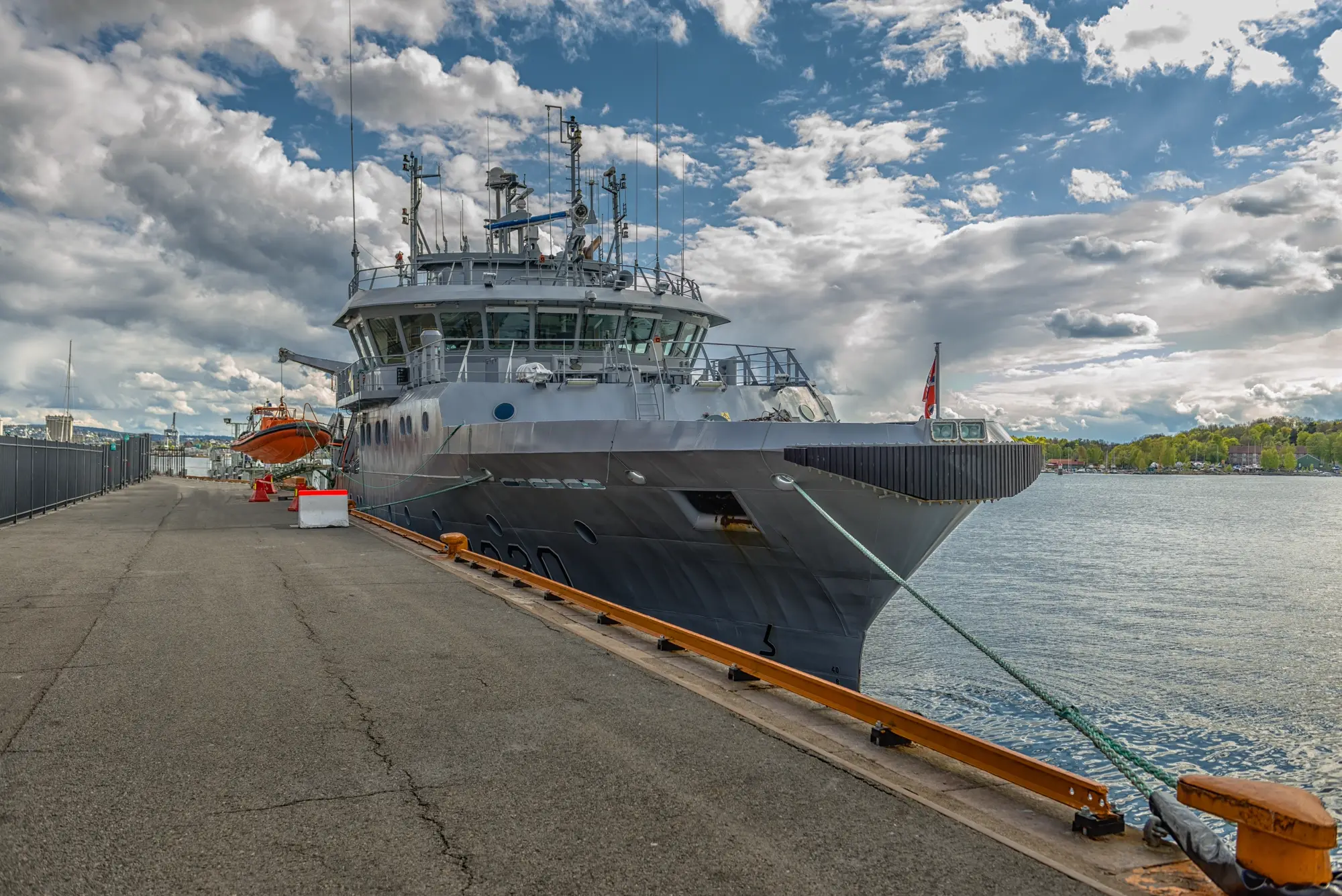 Norsk marinefartøy ved kai med norsk flagg