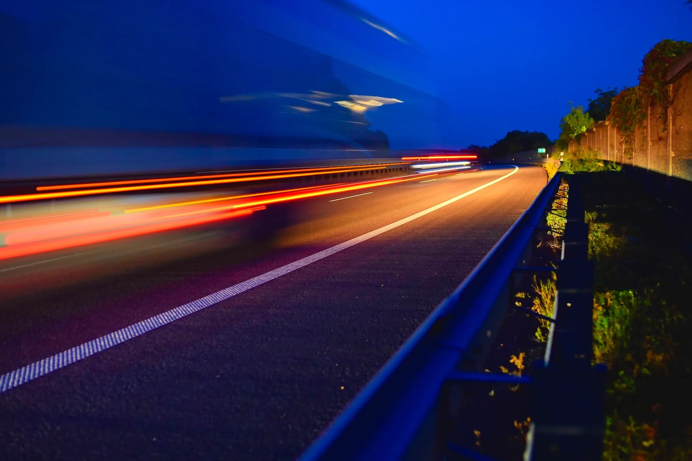 Lastebil i fart på motorvei i skumring