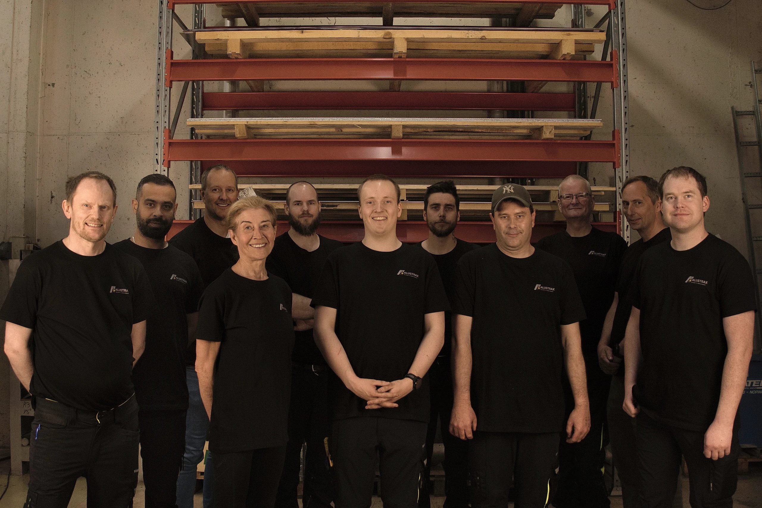 Hele Alustrax-teamet samlet i produksjonshallen