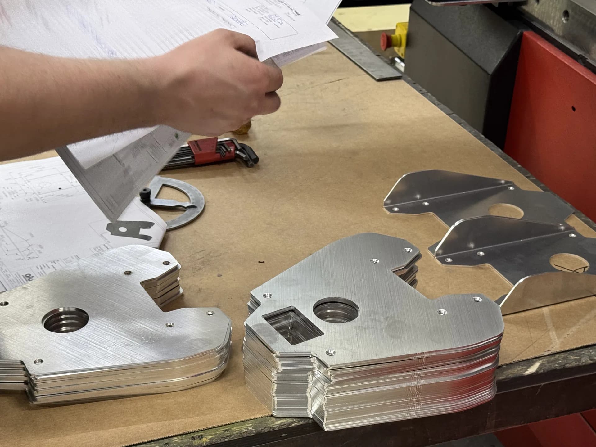 Ferdige aluminiumsdeler og tekniske tegninger